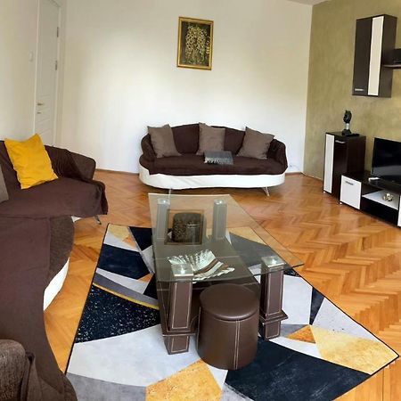 Carla'S Apartament Apartment Oradea Luaran gambar
