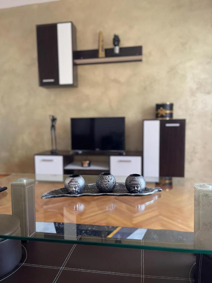 Carla'S Apartament Apartment Oradea Luaran gambar